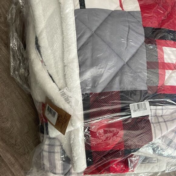 Safdie & Co
Winter Oversized Quilted Throw - Picture 2 of 2